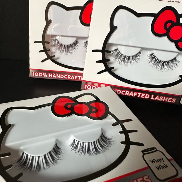 Crème shop x Hello Kitty wispy lashes three individual sets - Picture 3 of 5